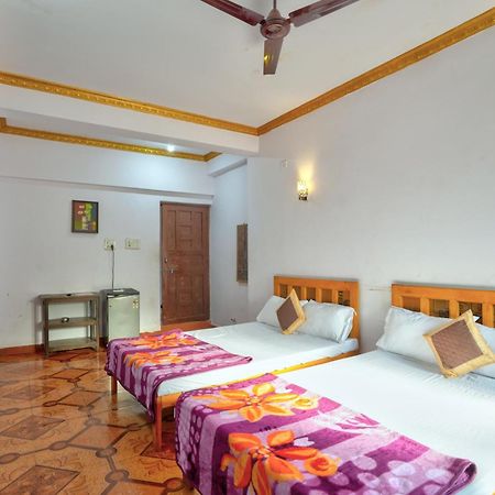 Om Sai Guest House カラングート エクステリア 写真
